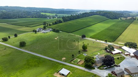 Eine Luftaufnahme von Ackerland und ländlichen Gehöften