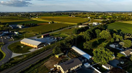 Foto de Una vista aérea de la comunidad rural con casas, jardines y tierras de cultivo - Imagen libre de derechos