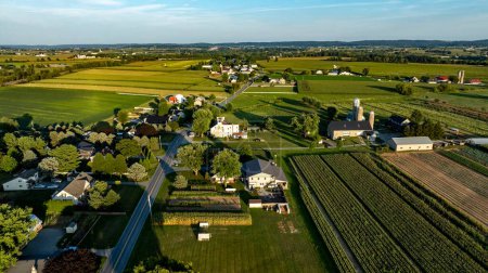 Eine Luftaufnahme der ländlichen Gemeinschaft mit Häusern, Gärten und Ackerland