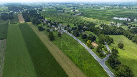Eine Luftaufnahme der Landstraße und des Ackerlandes auf dem Land