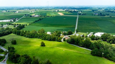 Una vista aérea de extensas tierras de cultivo y caminos rurales