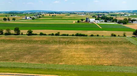 Una vista aérea de las tierras agrícolas con cultivos y campos variados