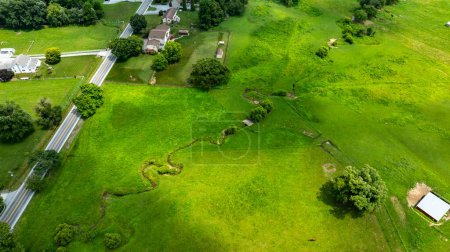Una vista aérea de pastos verdes y caminos rurales