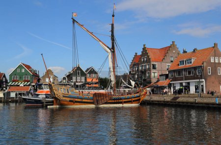 Foto de Volendam, Países Bajos - 12 de septiembre de 2019: Replica de un velero VOC del siglo XVII en el histórico puerto pesquero de Volendam participar en una regata en Volendam, Países Bajos en septiembre 12, 2019 - Imagen libre de derechos