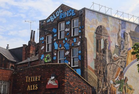 Téléchargez les photos : Leeds, United Kingdom - June 15, 2022: Mural and graffiti on old buildings in Leeds, United Kingdom on June 15, 2022 - en image libre de droit