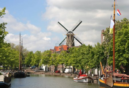 Téléchargez les photos : Canal, bateaux historiques et moulin à vent à Schiedam, Hollande - en image libre de droit