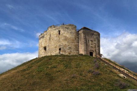 Foto de York Castle, también conocida como Clifford 's Tower en York, Reino Unido - Imagen libre de derechos