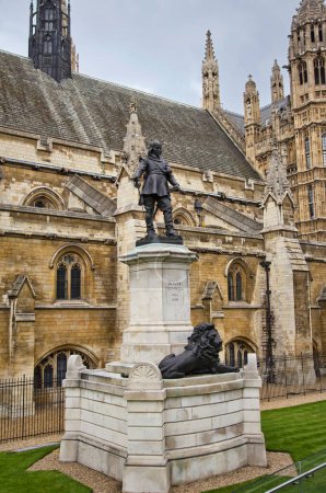 Estatua de Oliver Cromwell frente al parlamento de Westminster en Londres