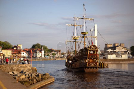 Piratenschiff im Hafen von Ustka