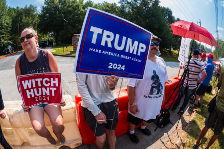 Foto de Atlanta, GA / Estados Unidos - 24 de agosto de 2023: Los partidarios de Trump sostienen pancartas mientras esperan el arresto de Donald Trump en la cárcel del condado de Fulton el 24 de agosto de 2023 en Atlanta, GA. - Imagen libre de derechos