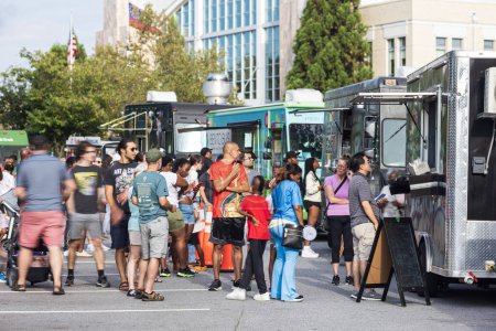 Téléchargez les photos : Suwanee, GA / USA - Le 4 août 2023 : Les gens font la queue pour être servis au Food Truck Vendredi, 4 Août, 2023 à Suwanee, GA. - en image libre de droit