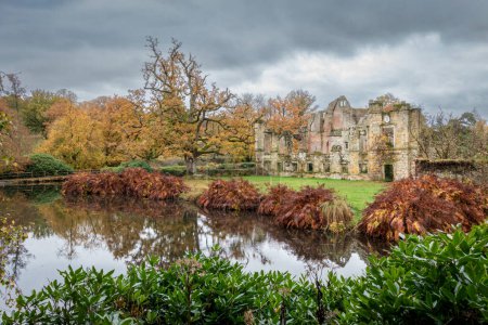 Foto de Colores otoñales y reflejos de agua en el Castillo de Scotney en el Reino Unido - Imagen libre de derechos