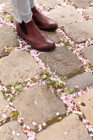 Téléchargez les photos : Personne en chaussures en cuir est debout sur pavé. Photo de rue minimaliste. - en image libre de droit