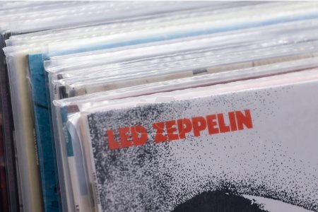 Téléchargez les photos : Lviv, Ukraine - 13 mai 2023. Led Zeppelin LP sur le marché vintage. - en image libre de droit