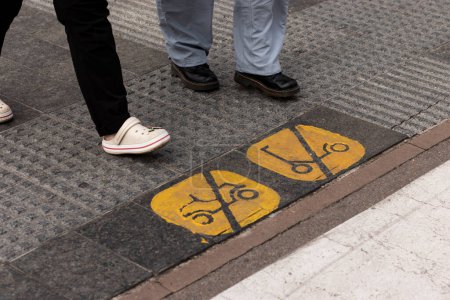 Téléchargez les photos : Panneau interdisant le mouvement des scooters électriques sur le trottoir. - en image libre de droit