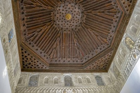 Téléchargez les photos : SEVILLA, SPAIN - DECEMBER 31, 2022: Arches and columns with intricate hand carved geometric patterns of the Real Alcazar in Sevilla, Spain on December 31, 2022 - en image libre de droit