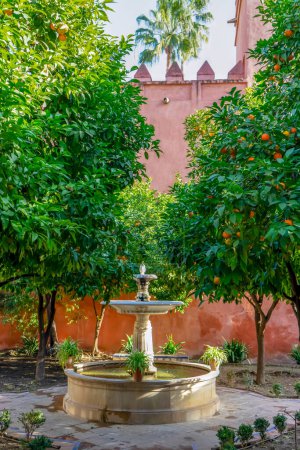 Téléchargez les photos : SEVILLA, SPAIN - DECEMBER 31, 2022: Fountain in gardens of the Real Alcazar in Sevilla, Spain on December 31, 2022 - en image libre de droit