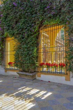 Téléchargez les photos : SEVILLA, SPAIN - DECEMBER 31, 2022: Window in gardens of the Real Alcazar in Sevilla, Spain on December 31, 2022 - en image libre de droit