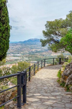 Téléchargez les photos : JAEN, ESPAGNE - 6 AVRIL 2023 : Route de pierre près du château médiéval de Santa Catalina par temps ensoleillé à Jaen, Espagne le 6 avril 2023 - en image libre de droit