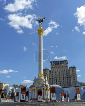 Téléchargez les photos : KYIV, UKRAINE - 24 AOÛT 2023 : Monument de l'indépendance. Jour indépendant de l'Ukraine à Kiev, Ukraine, le 24 août 2023 - en image libre de droit