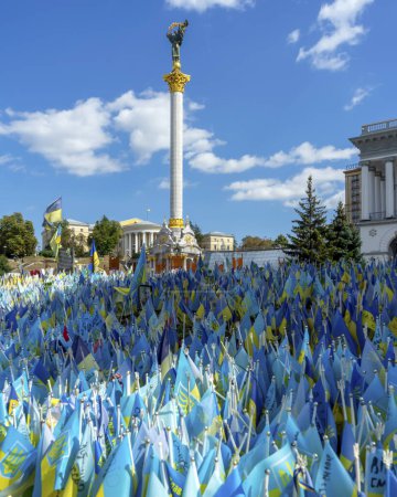Téléchargez les photos : KYIV, UKRAINE - 24 AOÛT 2023 : Drapeaux ukrainiens devant le monument de l'indépendance. Jour indépendant de l'Ukraine à Kiev, Ukraine, le 24 août 2023 - en image libre de droit