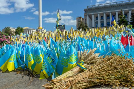 Téléchargez les photos : KYIV, UKRAINE - 24 AOÛT 2023 : Drapeaux ukrainiens devant le monument de l'indépendance. Jour indépendant de l'Ukraine à Kiev, Ukraine, le 24 août 2023 - en image libre de droit