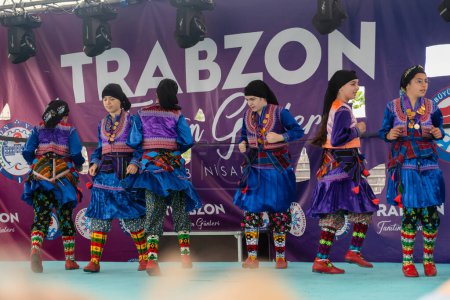 Téléchargez les photos : Ankara, Turquie - 24 avril 2024 : Les gens jouent au horon (une sorte de danse folklorique) qui est populaire dans la région de la mer Noire avec leurs costumes locaux entre les mains floues - en image libre de droit