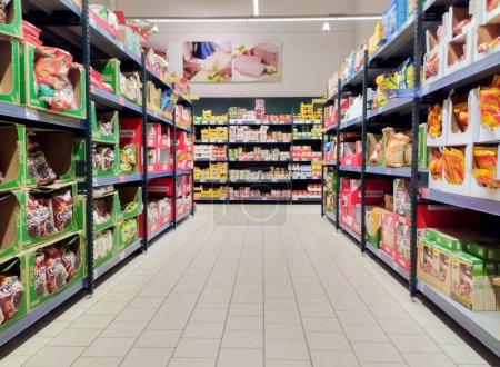 Téléchargez les photos : Grocery store shelves. Rising prices in Europe - en image libre de droit