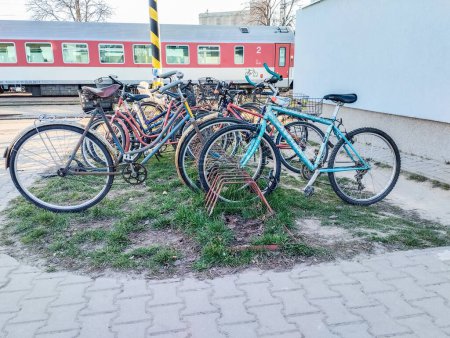 Foto de Aparcamiento para bicicletas cerca de la estación de la ciudad. - Imagen libre de derechos