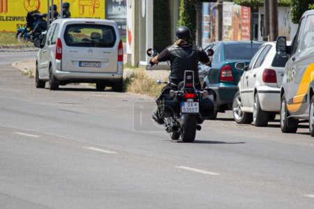 Foto de 25.06.2023 Sala. Eslovaquia. Pandillas de motociclistas cabalgan por la calle. - Imagen libre de derechos