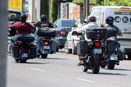 Foto de 25.06.2023 Sala. Eslovaquia. Pandillas de motociclistas cabalgan por la calle. - Imagen libre de derechos