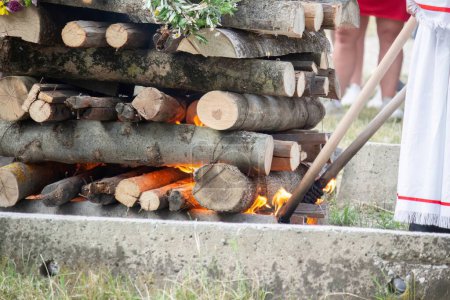 Foto de Fiesta de San Juan en Eslovaquia. La gente enciende un gran fuego - Imagen libre de derechos