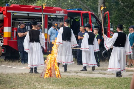 Foto de Fiesta de San Juan en Eslovaquia. La gente enciende un gran fuego - Imagen libre de derechos