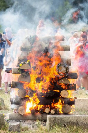 Foto de Fiesta de San Juan en Eslovaquia. Fuego grande ardiendo - Imagen libre de derechos