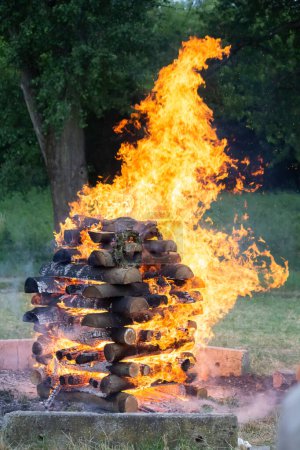 Foto de Fiesta de San Juan en Eslovaquia. Fuego grande ardiendo - Imagen libre de derechos