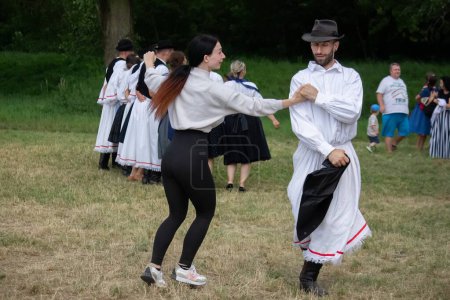 Foto de Fiesta de San Juan en Eslovaquia. La gente baila en el festival - Imagen libre de derechos