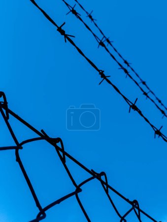 Téléchargez les photos : Fil barbelé contre ciel bleu. Frontières fermées en Ukraine - en image libre de droit