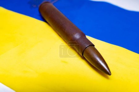 Une balle sur le drapeau ukrainien. Guerre sans fin en Ukraine avec de nombreuses victimes