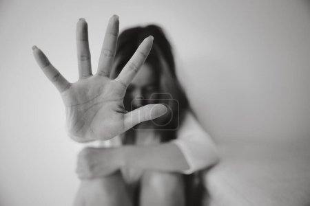 Téléchargez les photos : Femme levant la main pour dissuader, Abus sexuels, Stop à la violence, Femmes. - en image libre de droit