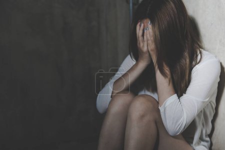 Foto de La mujer depresión sentarse en el suelo, La depresión y el concepto de ansiedad de la mujer, Copiar el espacio. - Imagen libre de derechos