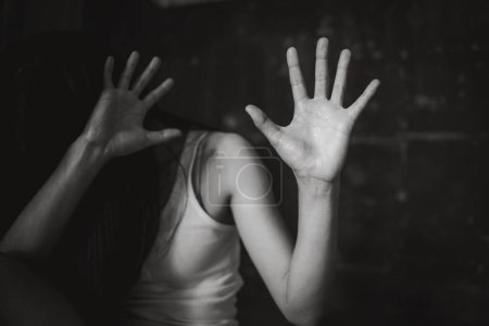 Foto de Víctima de violación desesperada esperando ayuda para detener la violencia contra las mujeres. - Imagen libre de derechos