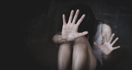 Foto de Mujer víctima en estrés emocional, violación y abuso sexual, trata de personas, dejar de abusar de la violencia. - Imagen libre de derechos