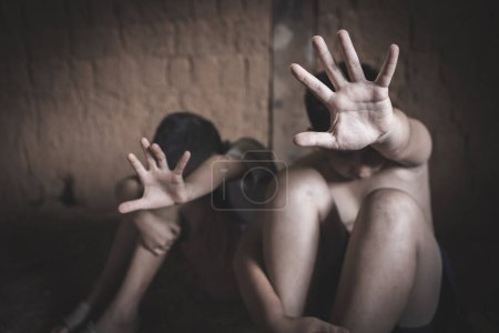 Foto de Niña deprimida, violencia doméstica. dejar de abusar de la violencia, la trata de personas, detener la violencia contra los niños, - Imagen libre de derechos