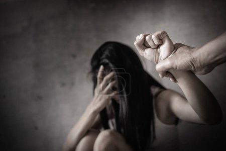 Foto de Joven mujer deprimida, violencia doméstica y de violación, golpeada y violada sentada en la esquina, Violencia doméstica. Copiar espacio. - Imagen libre de derechos