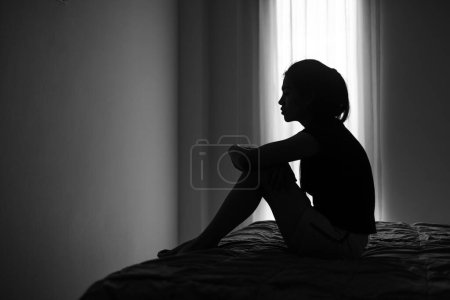 Foto de Joven mujer deprimida, violencia doméstica y de violación, golpeada y violada sentada en la esquina, Violencia doméstica. Copiar espacio. - Imagen libre de derechos