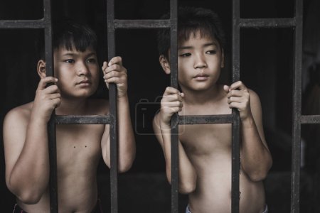 Foto de Detener la violencia y la trata de niños. Stop Violence Against Children, esclavitud infantil en ángulo imagen borrosa, concepto del Día de los Derechos Humanos
. - Imagen libre de derechos
