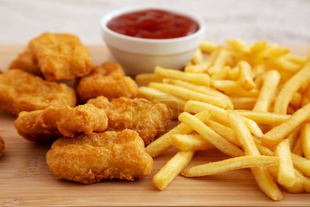 Téléchargez les photos : Pépites de poulet et frites au ketchup prêtes à manger. Gros plan. - en image libre de droit