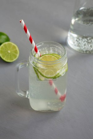 Téléchargez les photos : Cold Indian Nimbu Soda dans un bocal en verre sur fond gris, vue latérale. - en image libre de droit