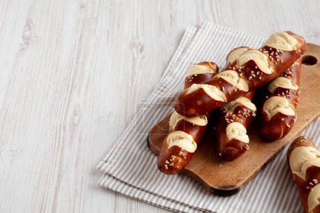 Foto de Palos de pretzel suaves caseros con sal listos para comer - Imagen libre de derechos