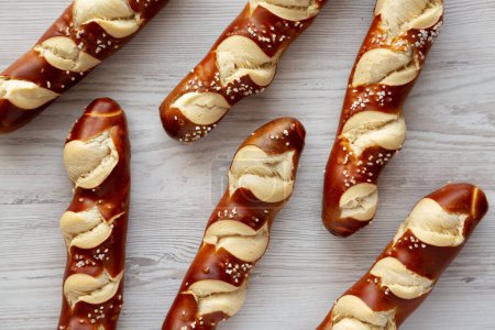 Foto de Palos de pretzel suaves caseros con sal listos para comer - Imagen libre de derechos